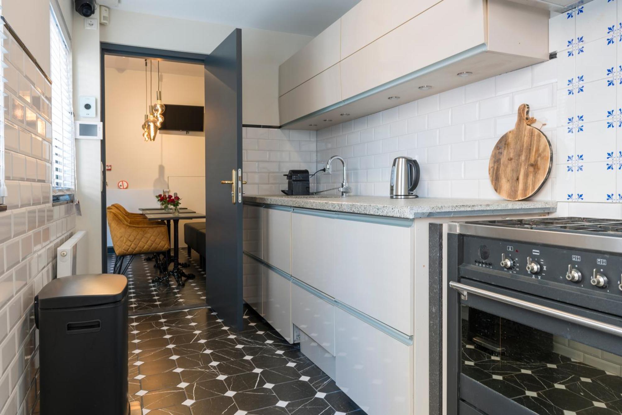 Petite Room With Wifi, Ac, And Shared Kitchen Тилбург Экстерьер фото