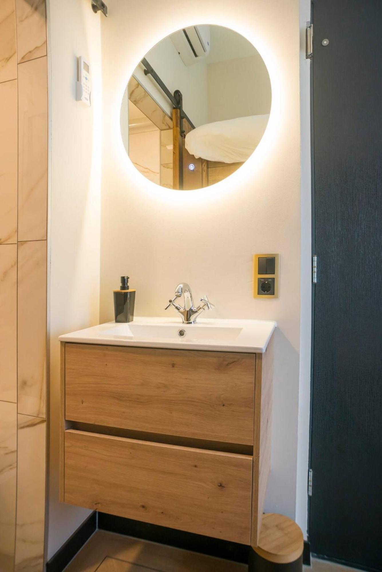 Petite Room With Wifi, Ac, And Shared Kitchen Тилбург Экстерьер фото