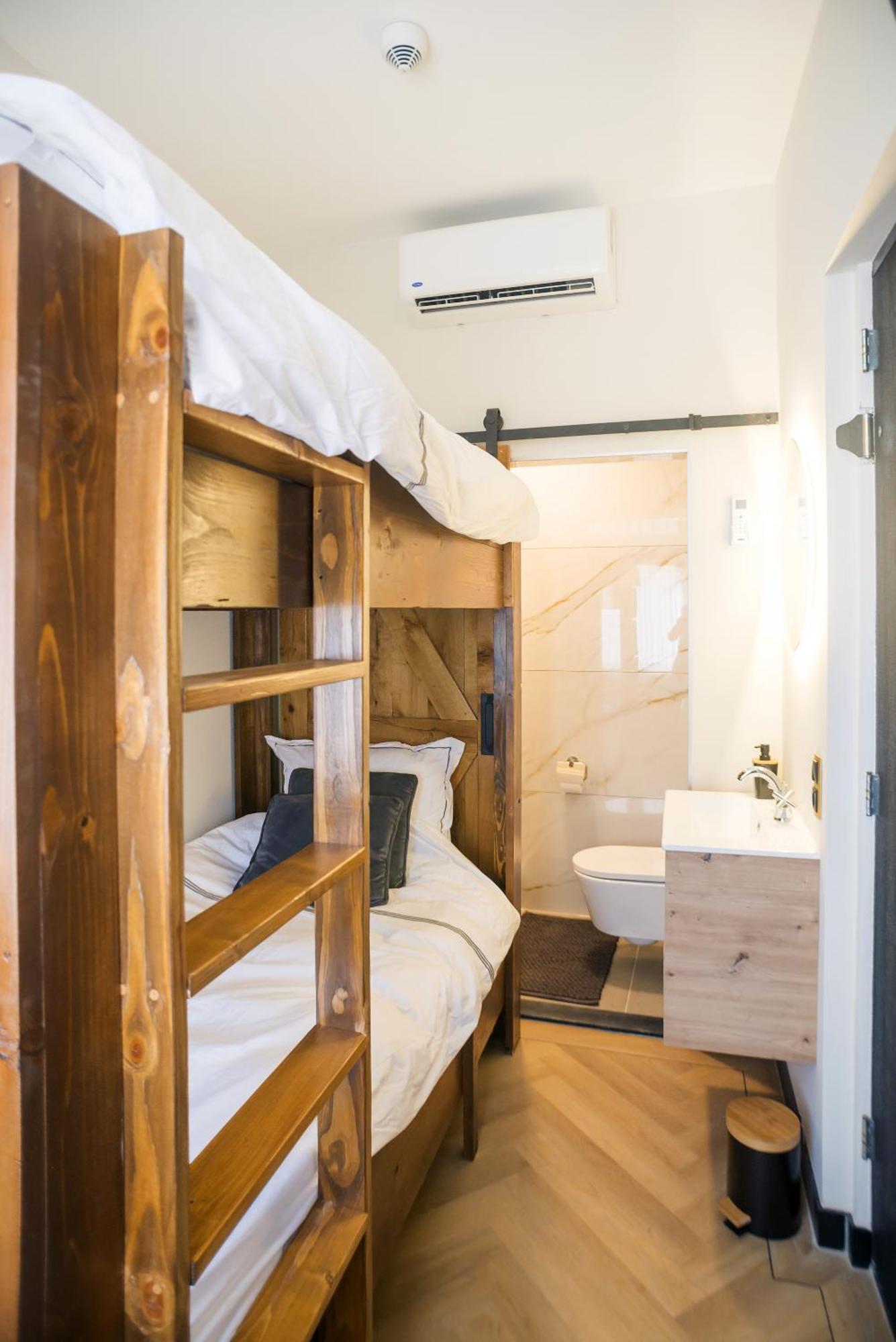 Petite Room With Wifi, Ac, And Shared Kitchen Тилбург Экстерьер фото