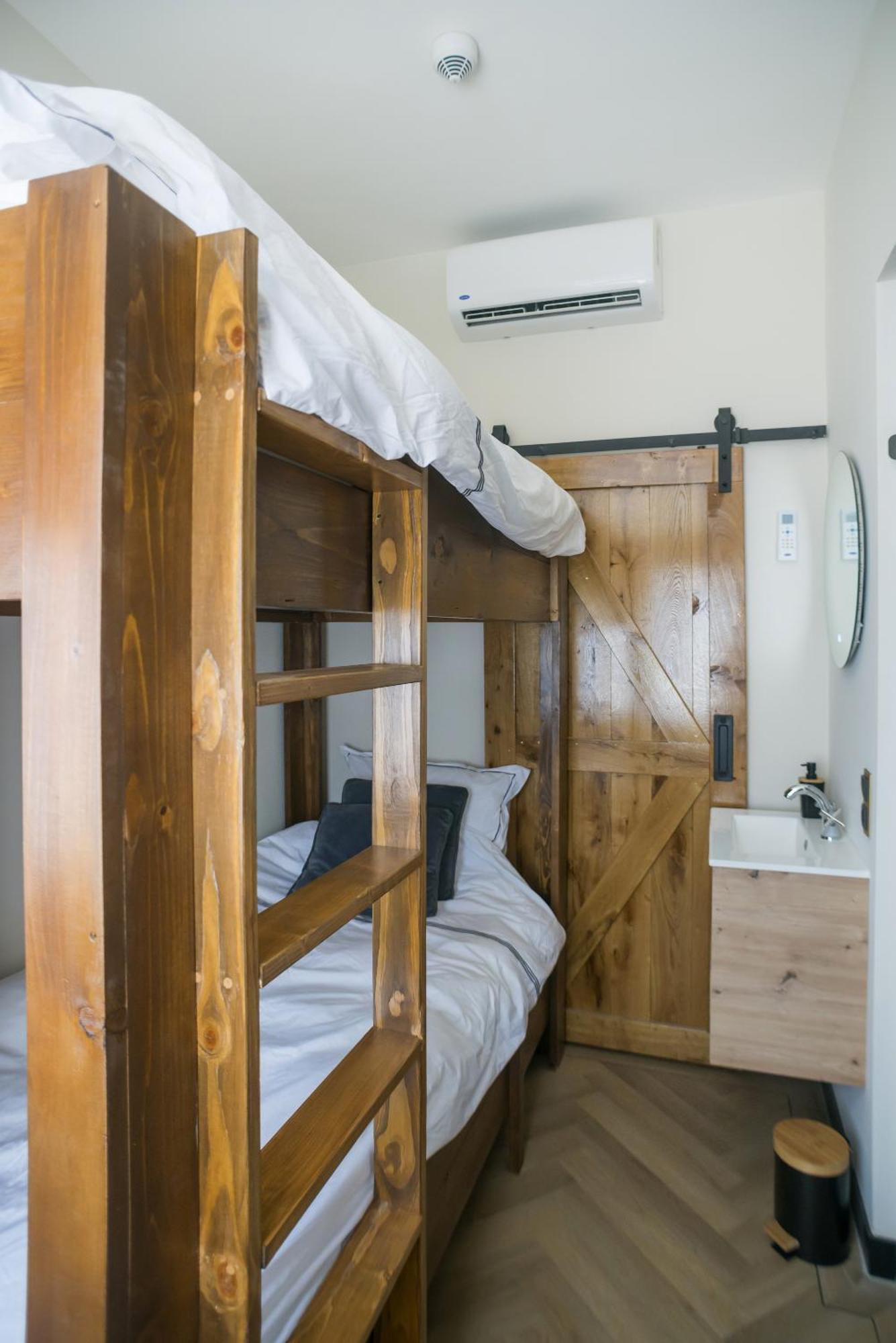 Petite Room With Wifi, Ac, And Shared Kitchen Тилбург Экстерьер фото