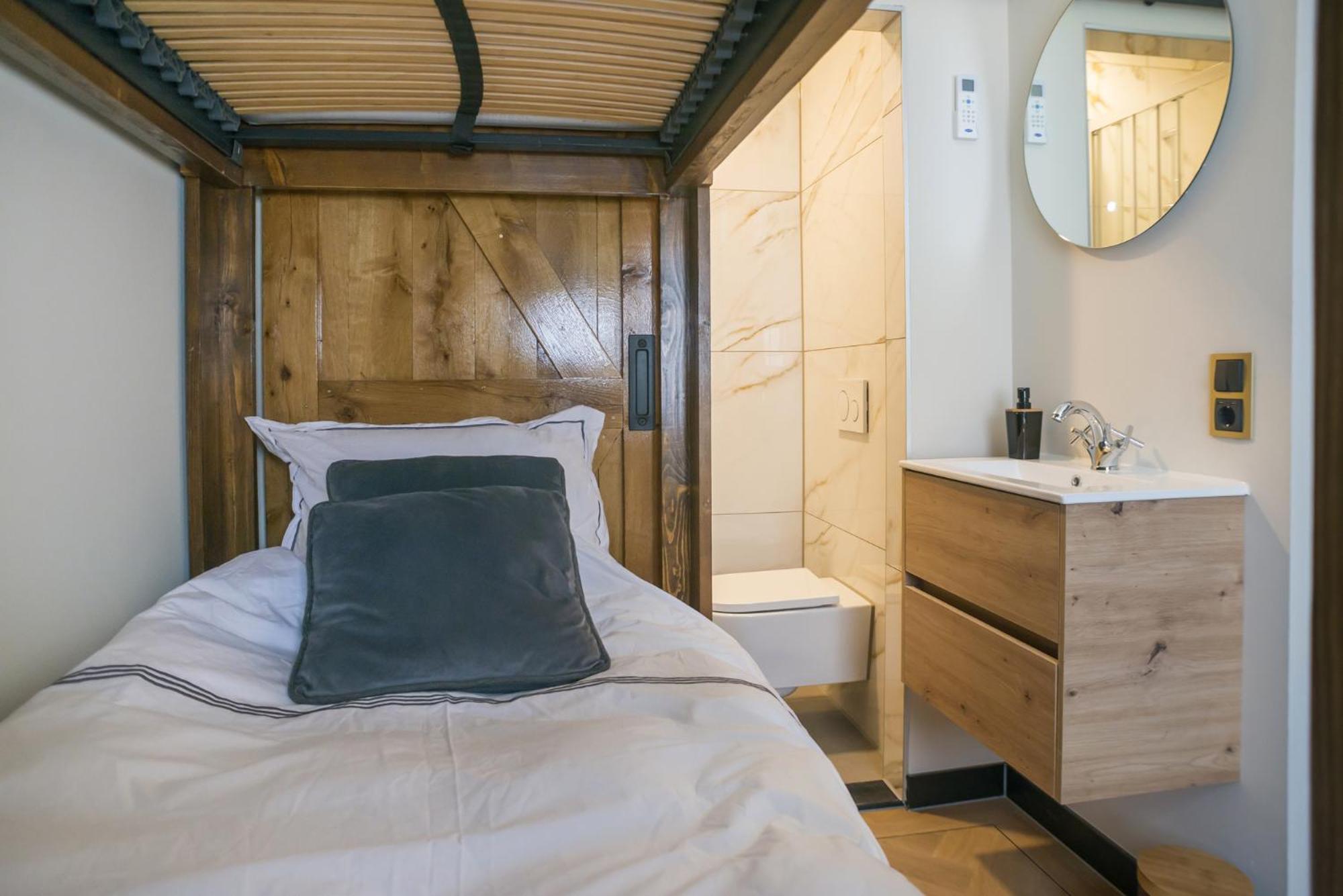 Petite Room With Wifi, Ac, And Shared Kitchen Тилбург Экстерьер фото