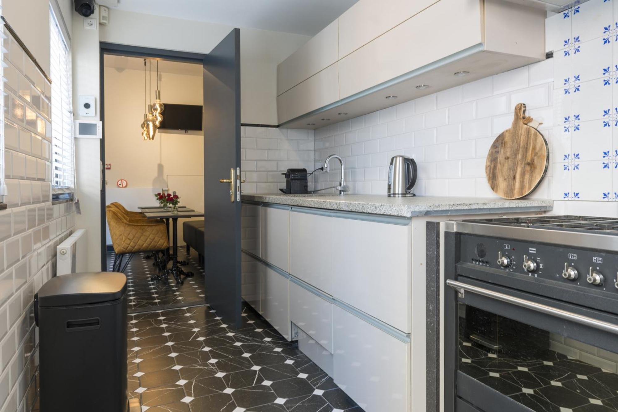Petite Room With Wifi, Ac, And Shared Kitchen Тилбург Экстерьер фото