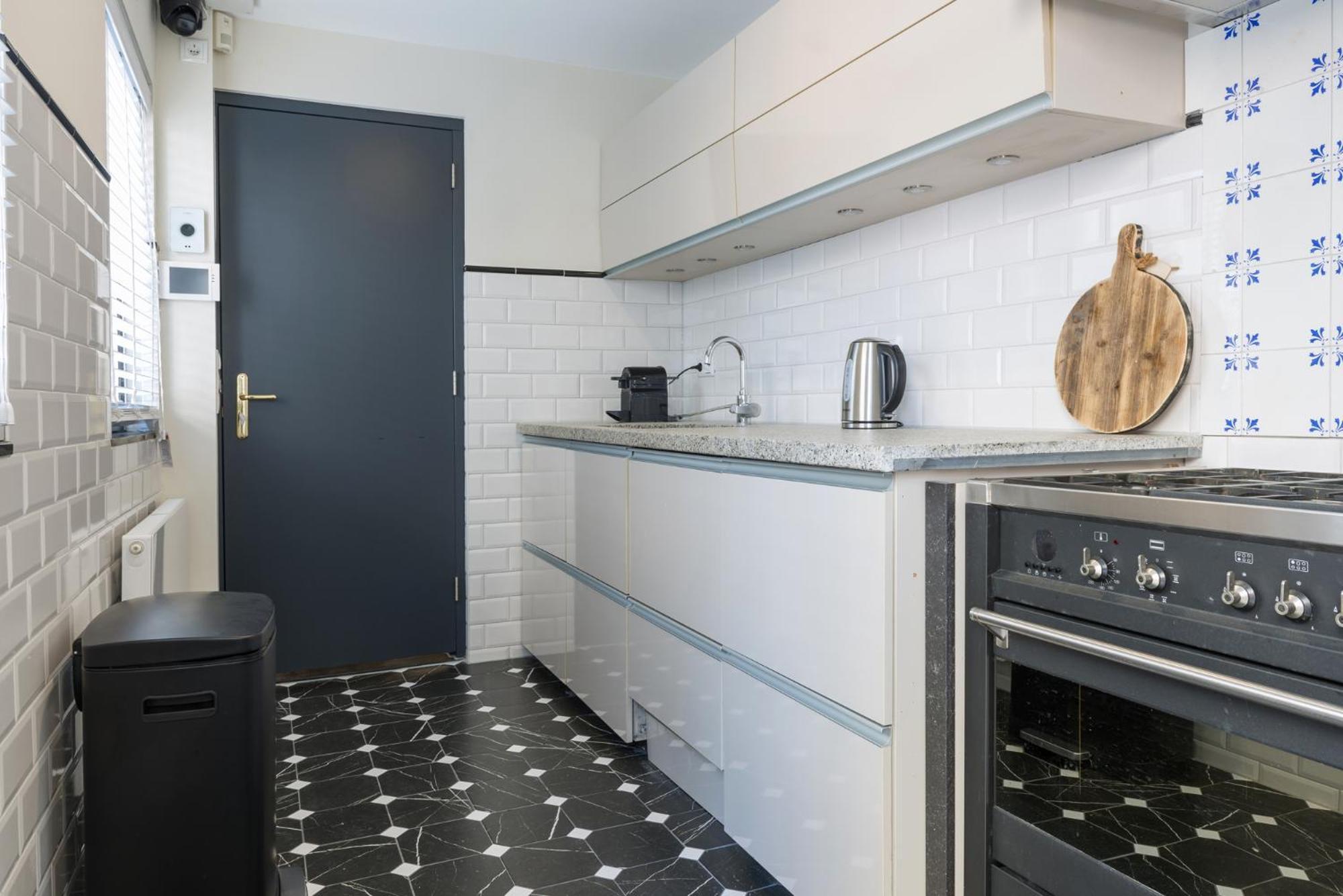 Petite Room With Wifi, Ac, And Shared Kitchen Тилбург Экстерьер фото